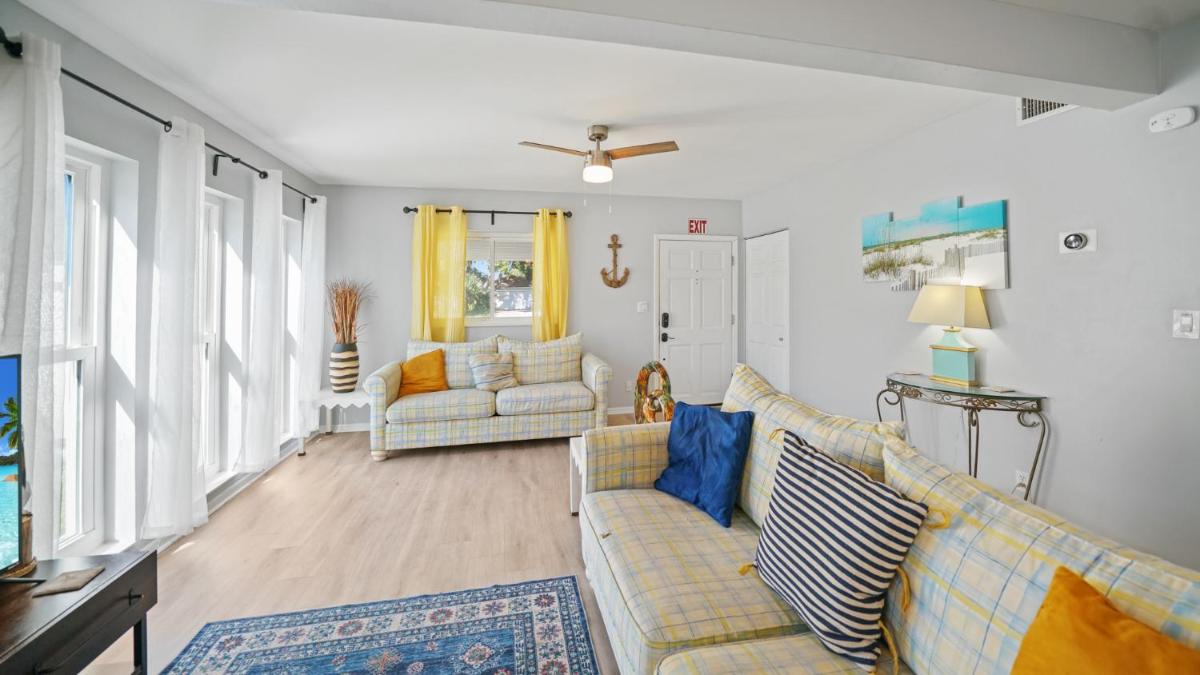 Jacksonville Beach Home - Walk to Beach, Bars & Restaurants - Pet Friendly - Housity