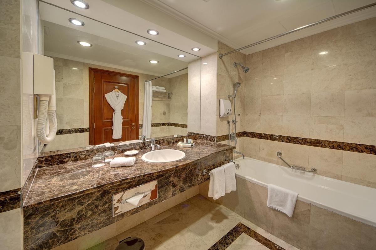 Royal Ascot Hotel - Housity