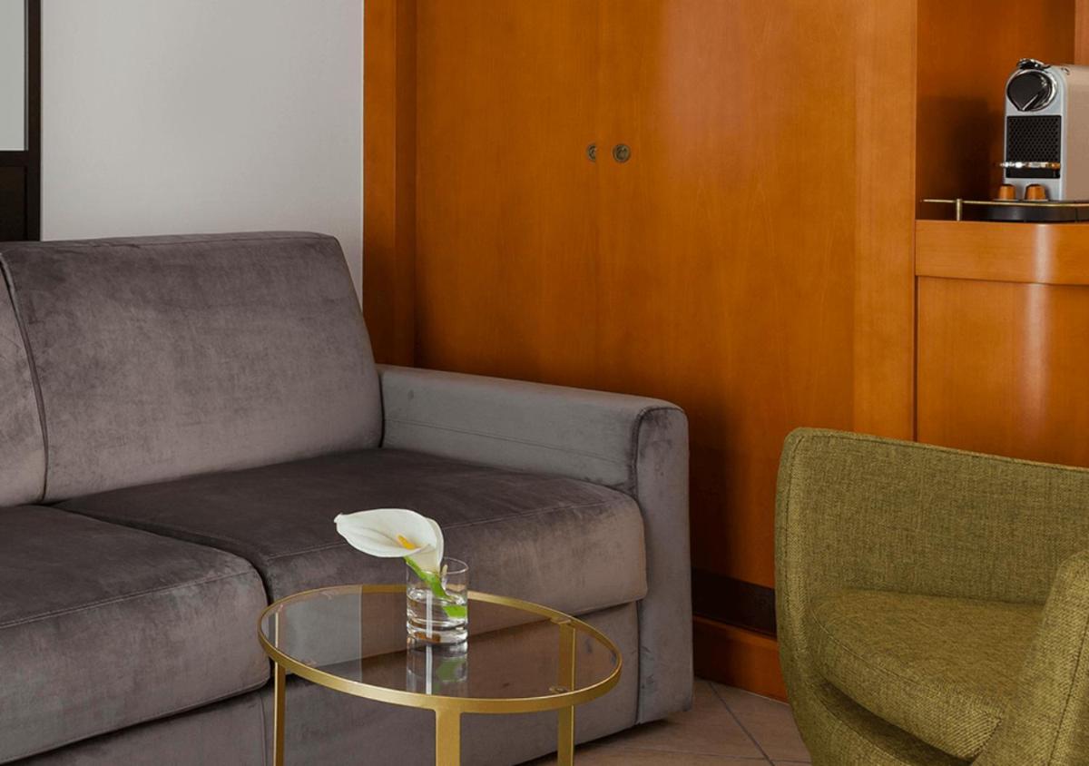 Coin salon dans l'établissement Nehô Suites Cannes Croisette