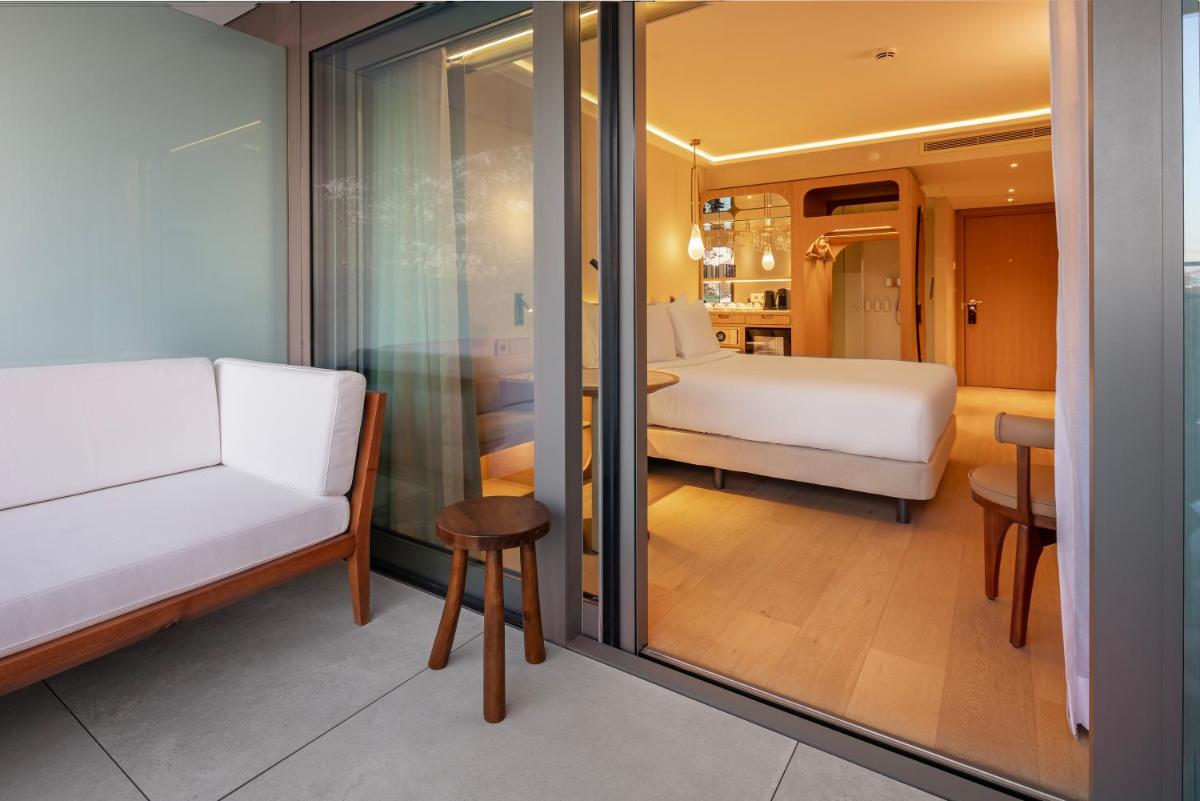 Uma cama ou camas num quarto em EVOLUTION Cascais-Estoril Hotel