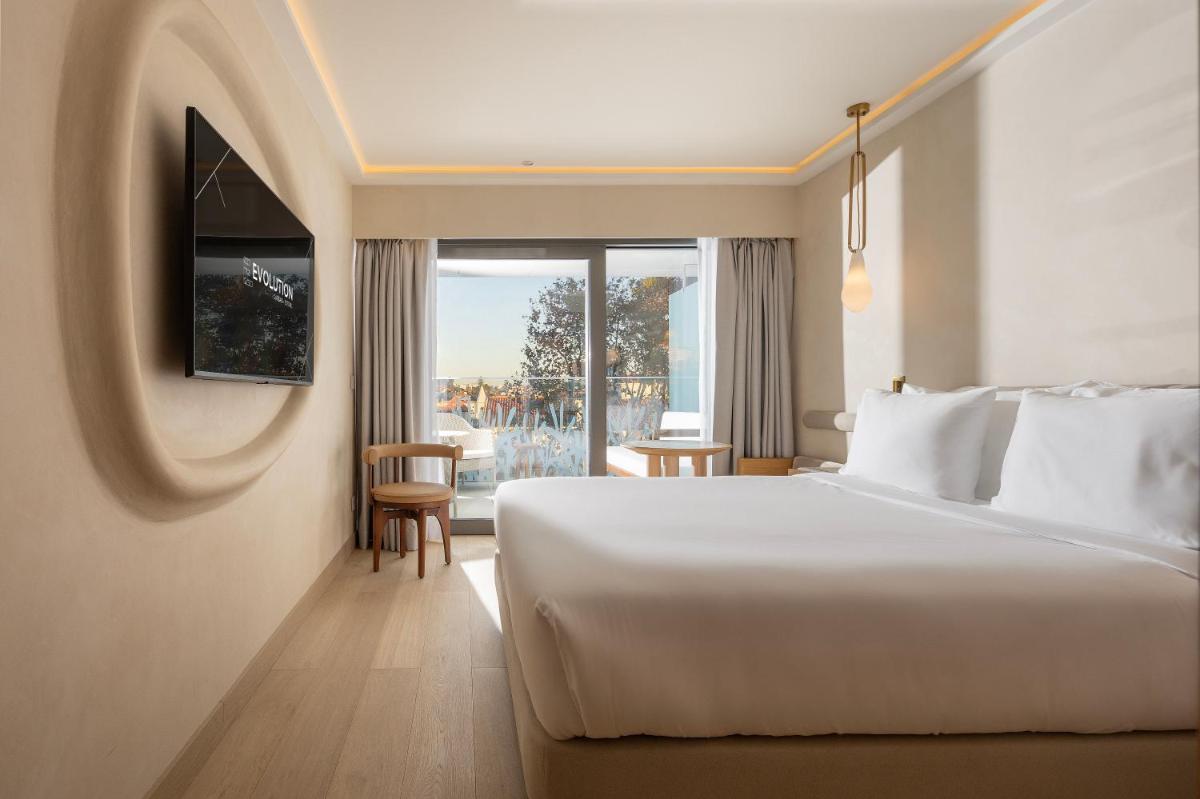 Uma cama ou camas num quarto em EVOLUTION Cascais-Estoril Hotel