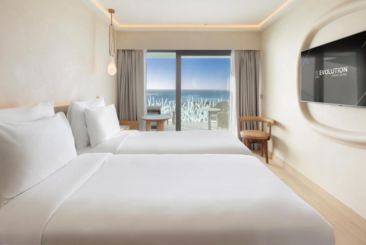 Uma cama ou camas num quarto em EVOLUTION Cascais-Estoril Hotel
