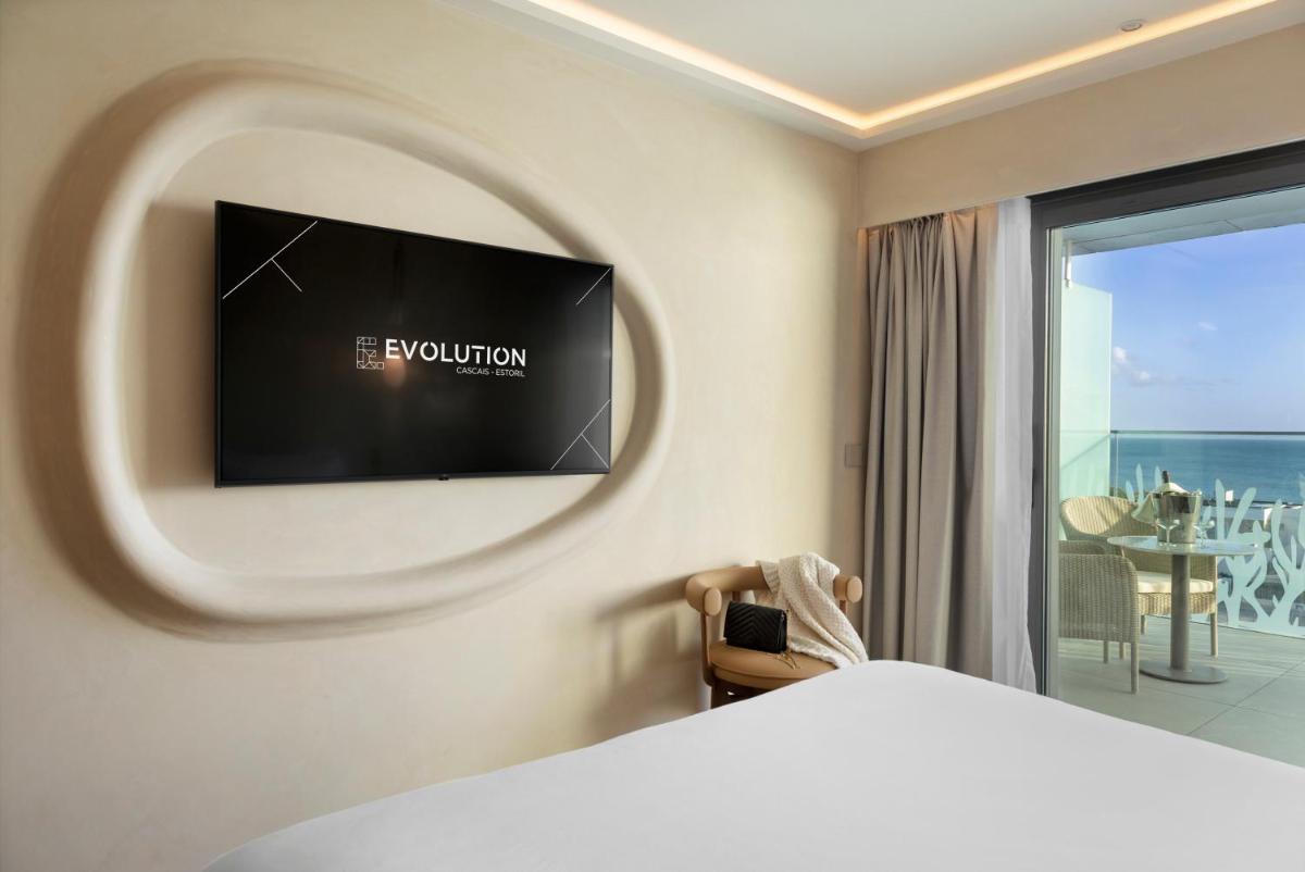 Uma televisão e/ou sistema de entretenimento em EVOLUTION Cascais-Estoril Hotel