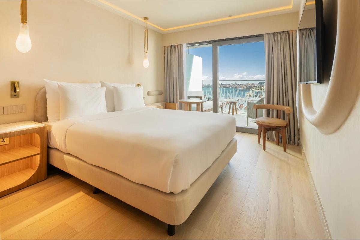 Uma cama ou camas num quarto em EVOLUTION Cascais-Estoril Hotel