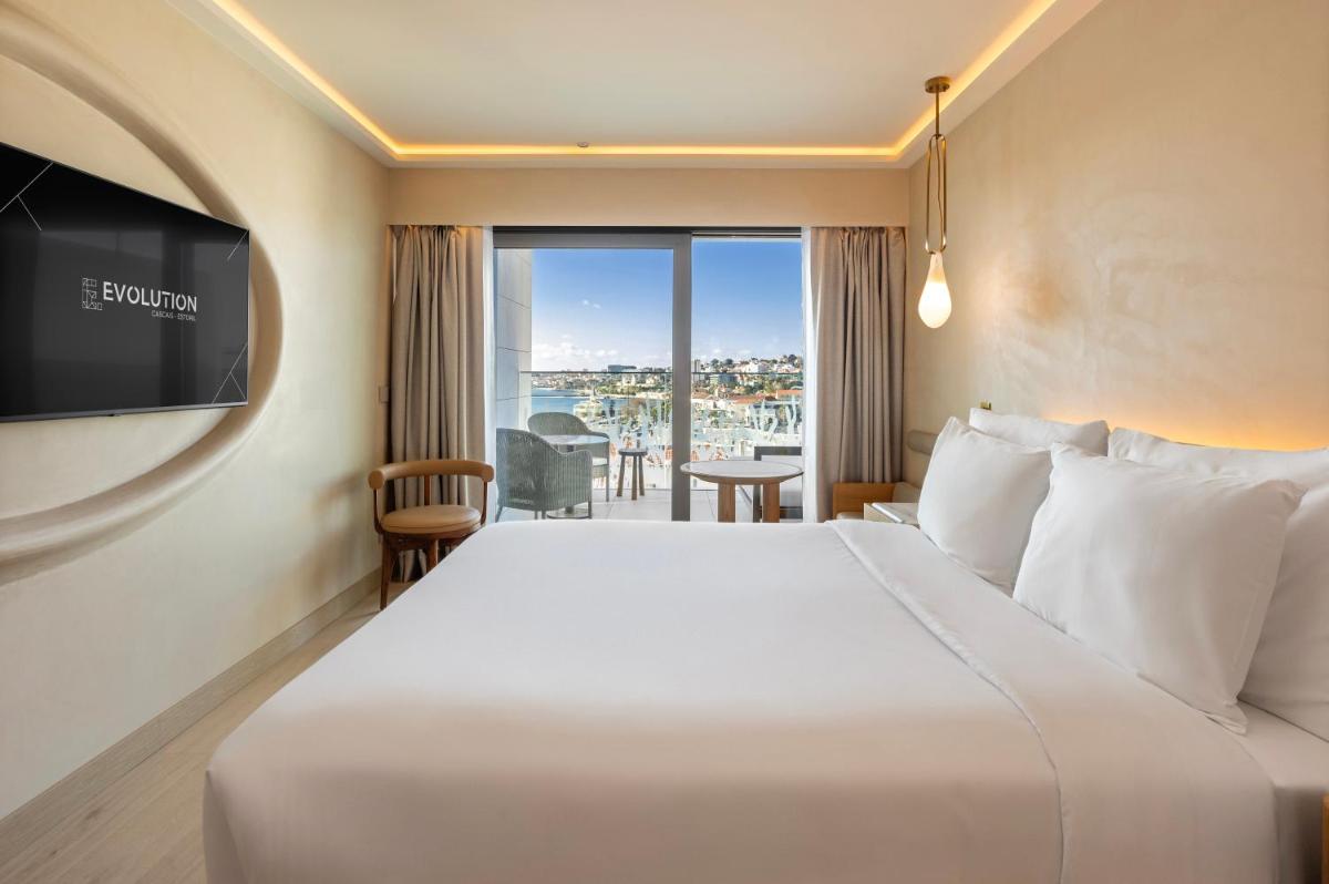 Uma cama ou camas num quarto em EVOLUTION Cascais-Estoril Hotel