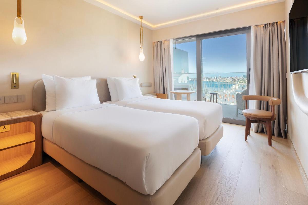 Uma cama ou camas num quarto em EVOLUTION Cascais-Estoril Hotel