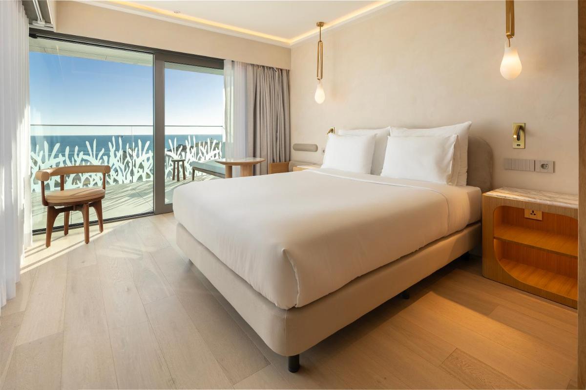 Uma cama ou camas num quarto em EVOLUTION Cascais-Estoril Hotel
