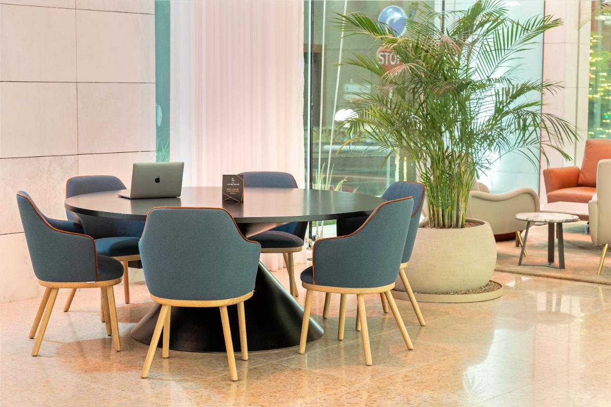 Uma área de estar em EVOLUTION Cascais-Estoril Hotel