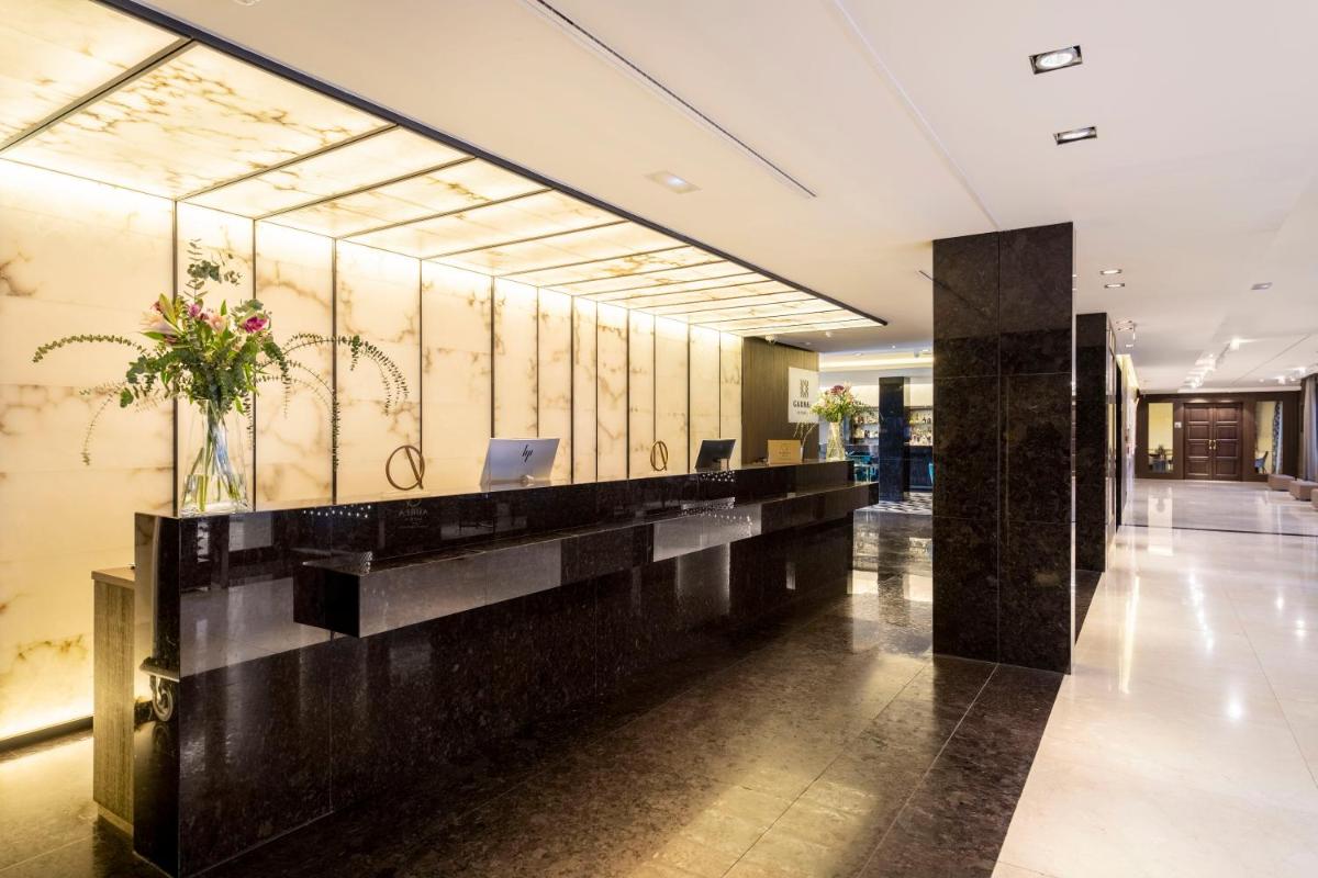 Un vestíbulo con mostrador de recepción en un edificio. en Áurea Washington Irving by Eurostars Hotel Company, en Granada