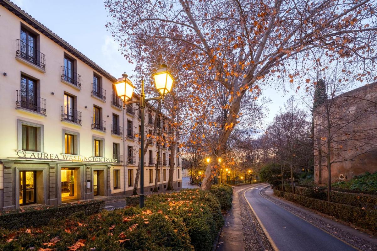 una calle frente a un edificio blanco en Áurea Washington Irving by Eurostars Hotel Company, en Granada