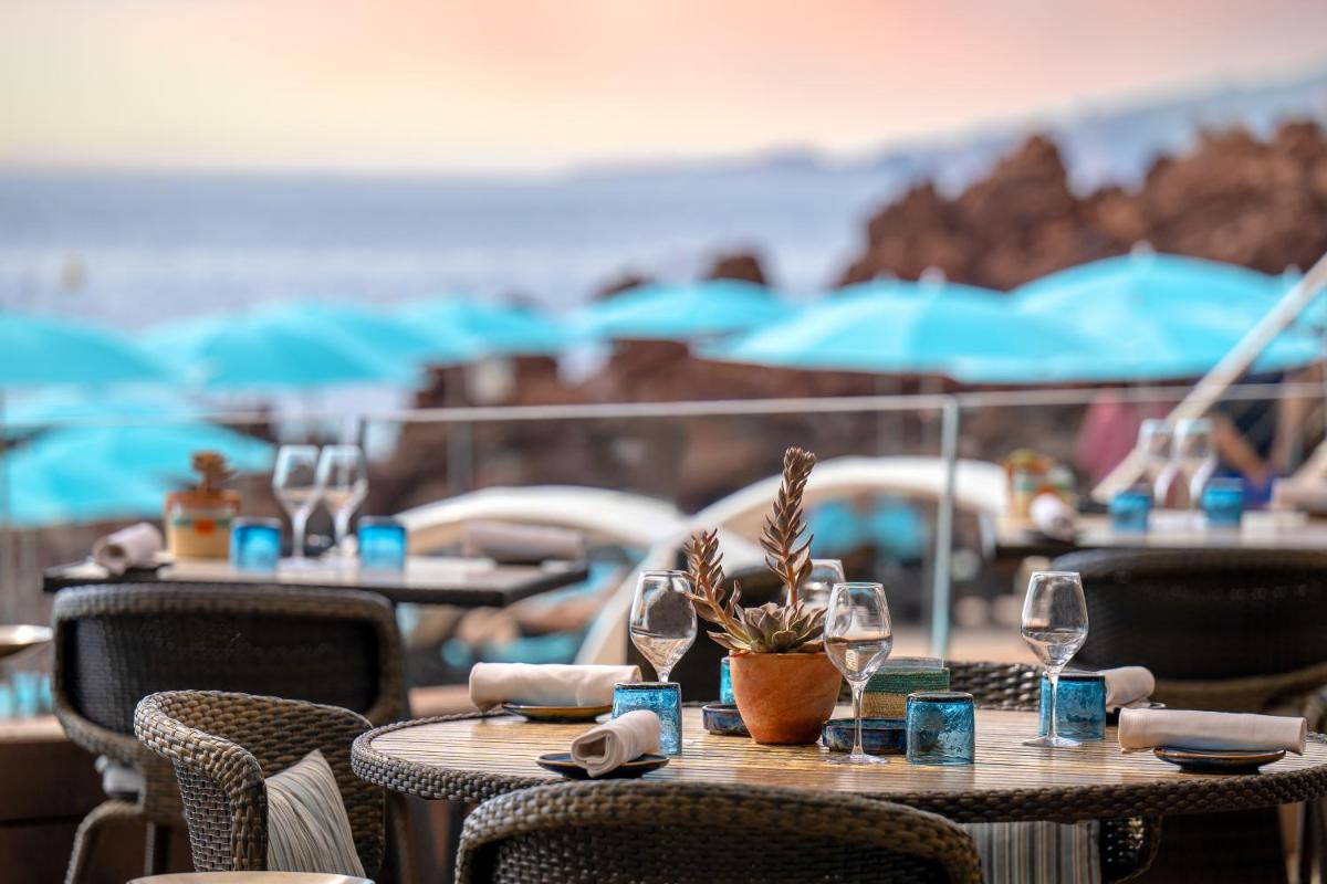 - une table avec des verres à vin et une plante en pot sur une terrasse dans l'établissement Tiara Miramar Beach Resort, à Théoule-sur-Mer 37 autres photos