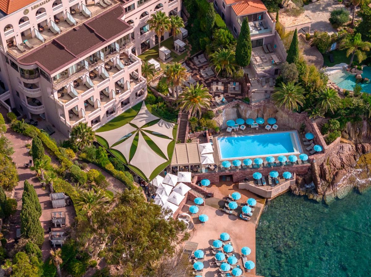 vue aérienne d'un complexe hôtelier avec piscine dans l'établissement Tiara Miramar Beach Resort, à Théoule-sur-Mer