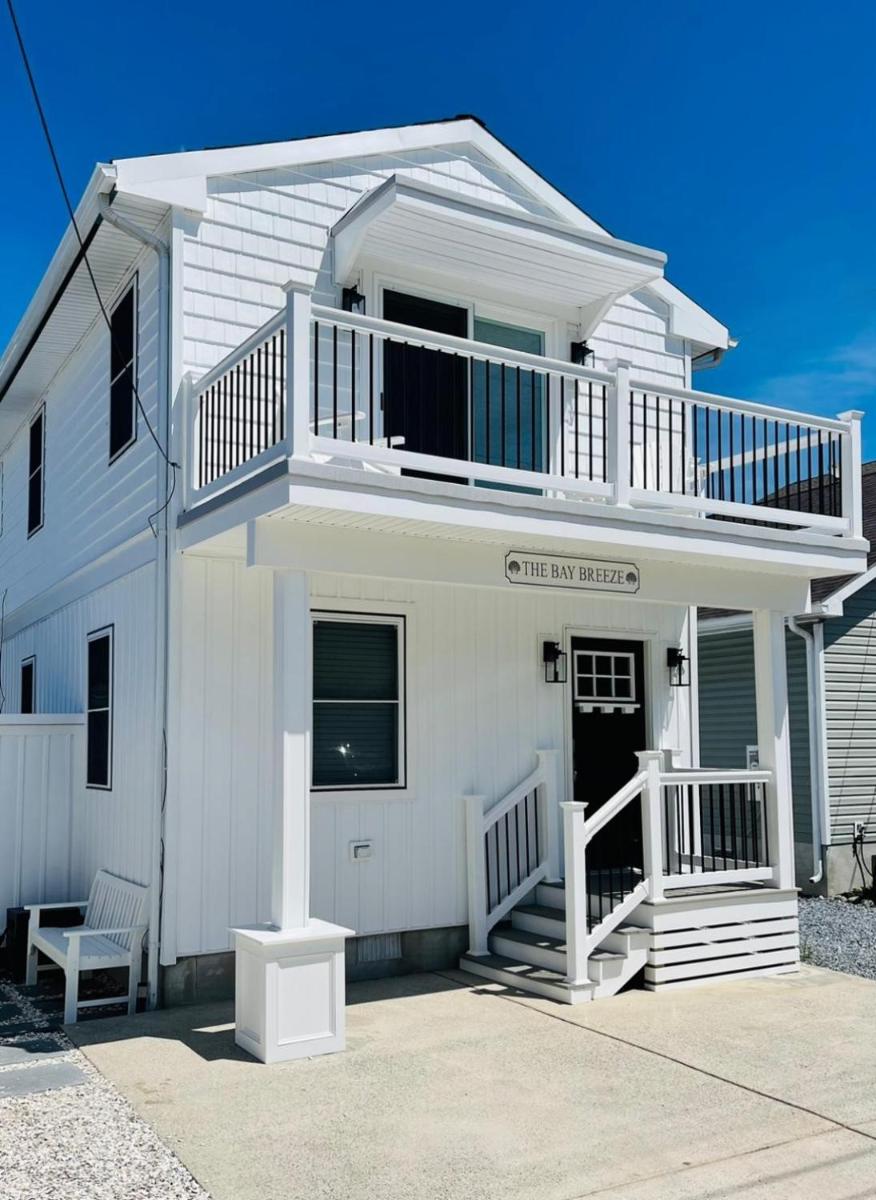 Beautifully Renovated Home with Water Views - Housity