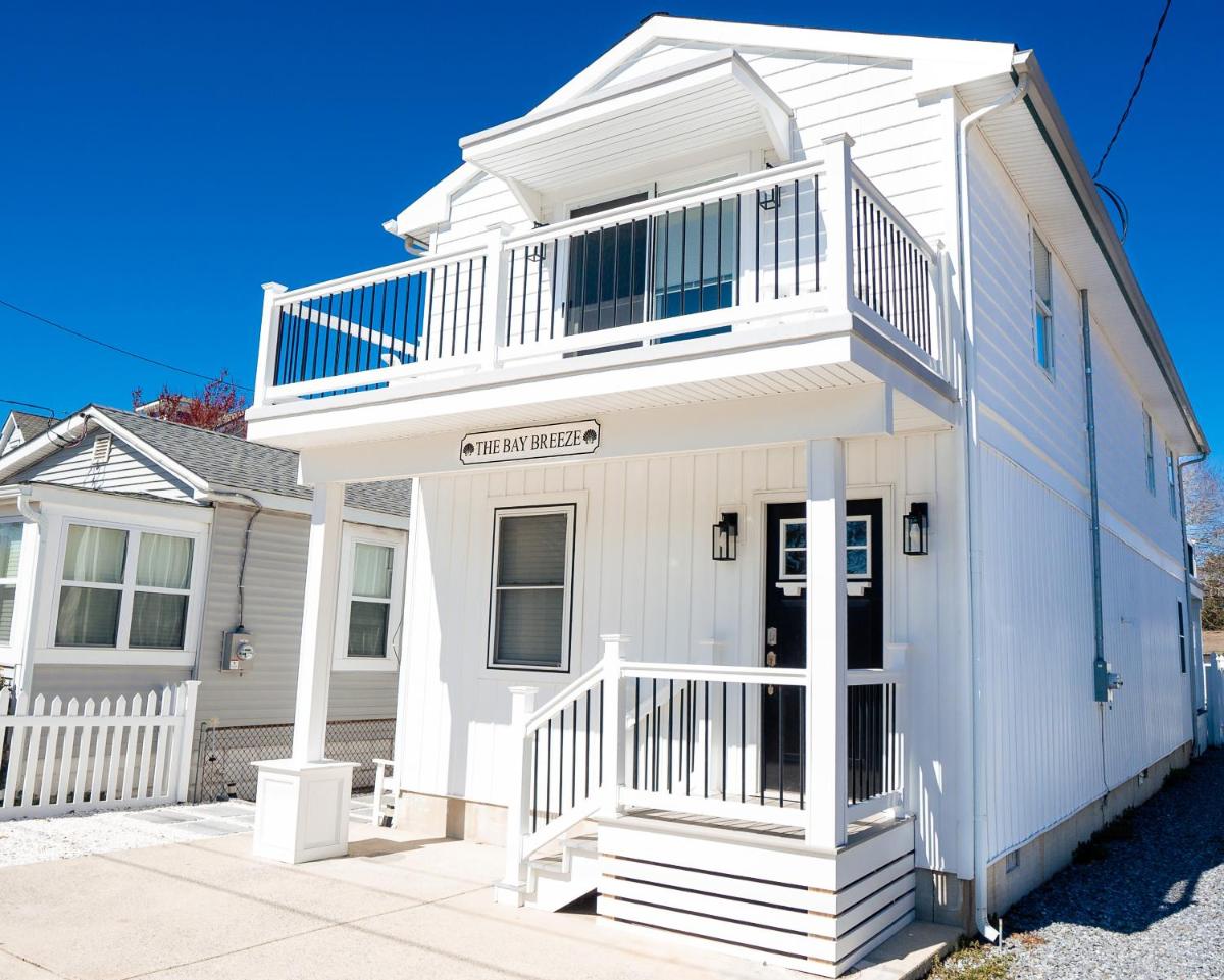 Beautifully Renovated Home with Water Views - Housity