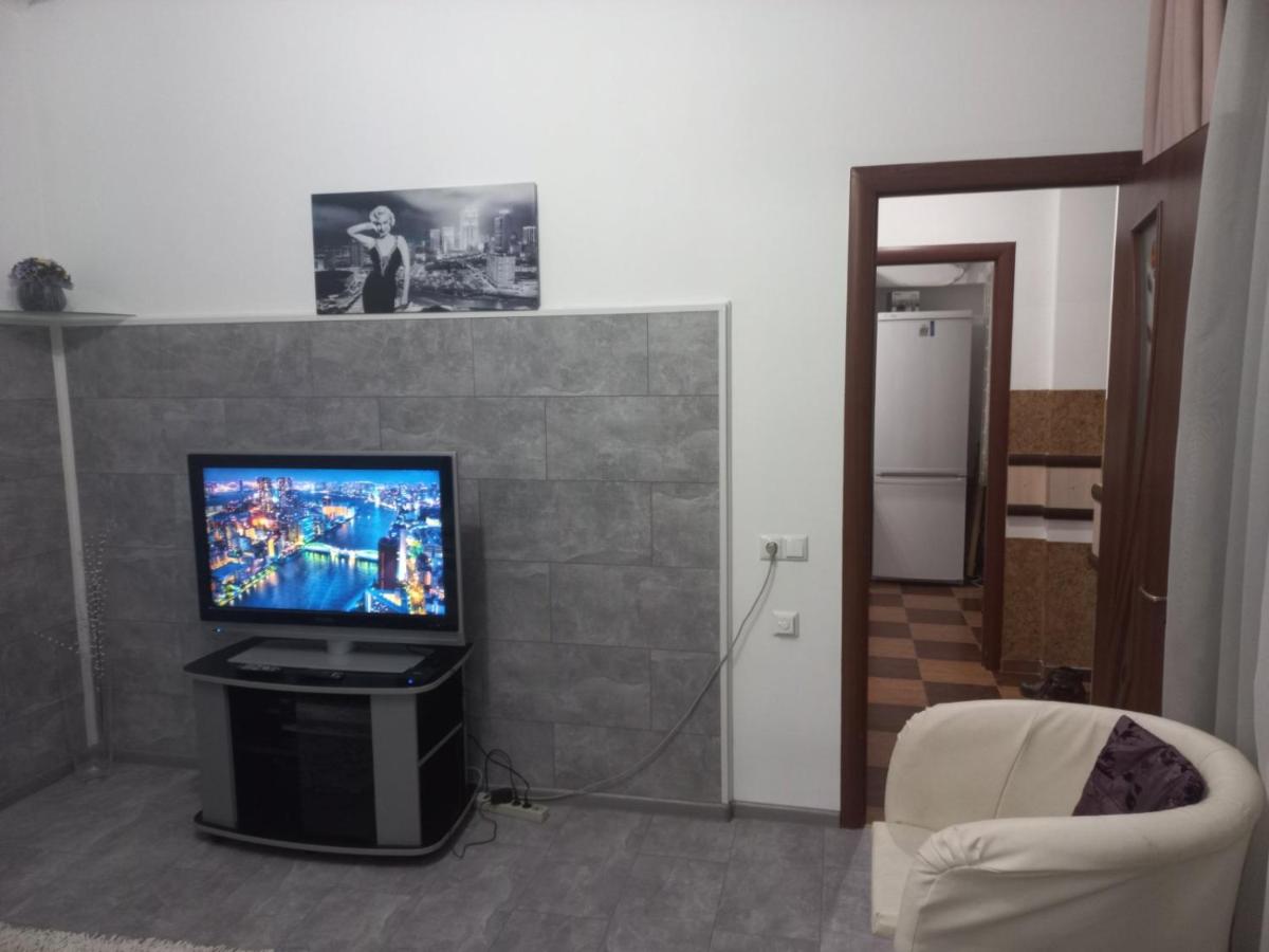 Біля Оперного театру - Housity