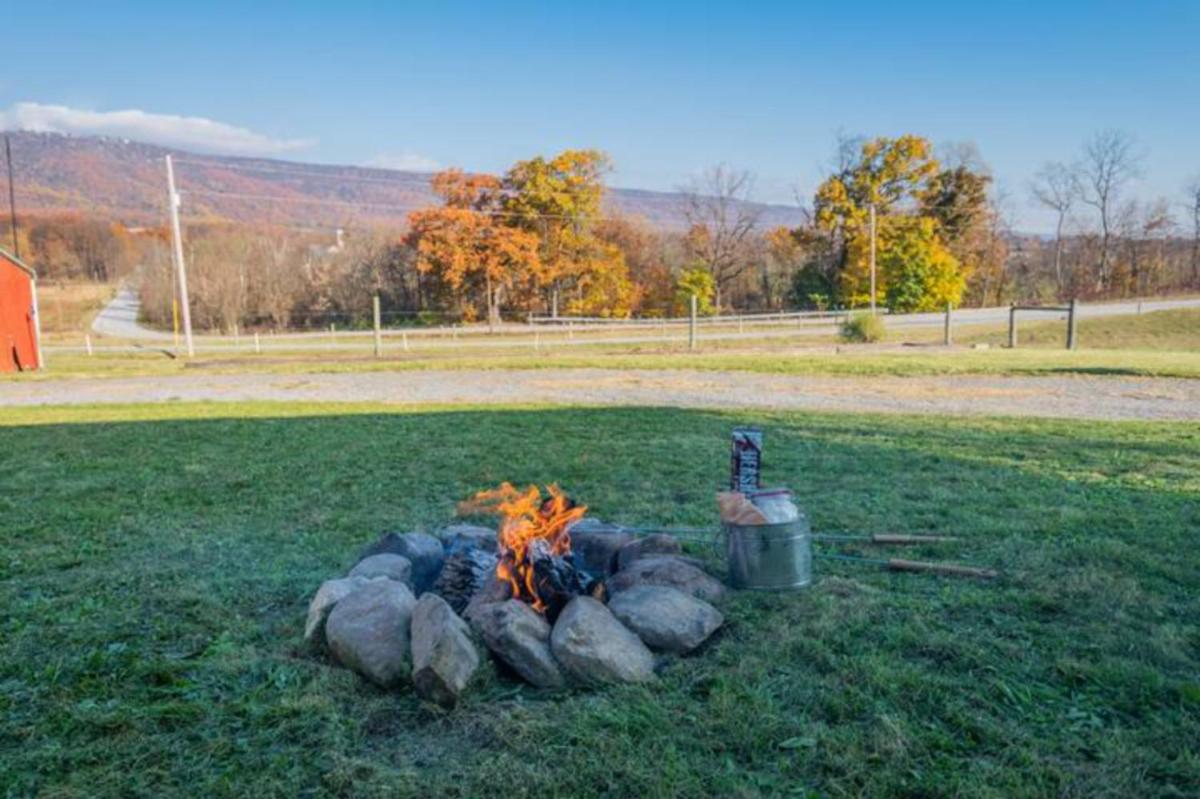 Oakbend Cottage + Fire Pit - Housity