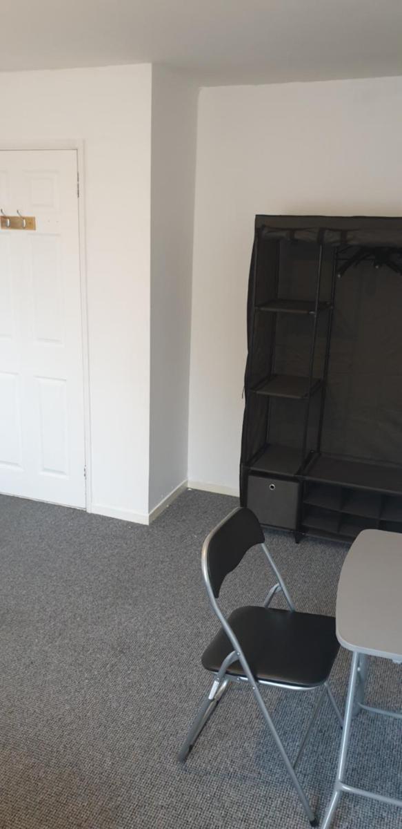 Comfy Room in Redditch Lodge Park - Housity