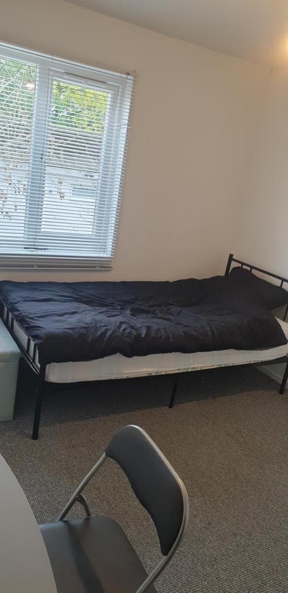 Comfy Room in Redditch Lodge Park - Housity