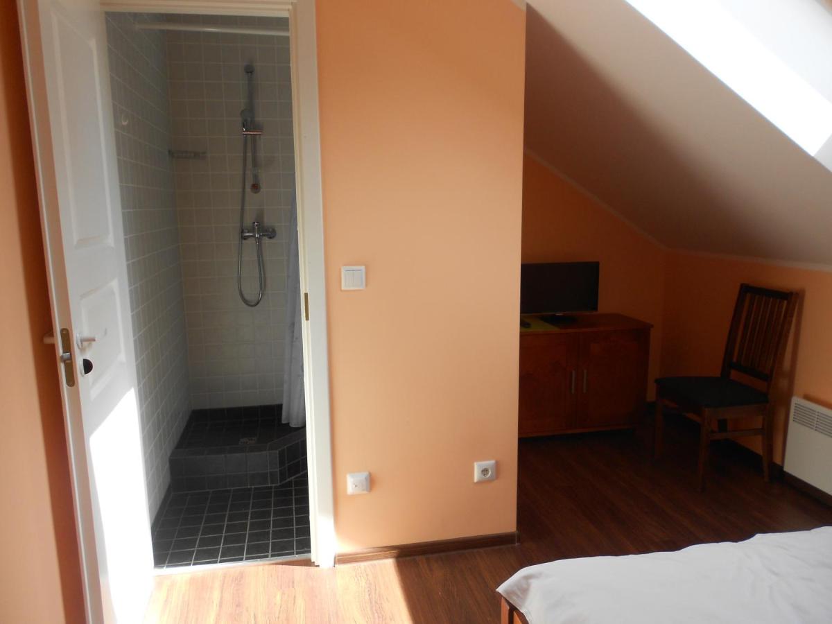 Tee Motell - Housity