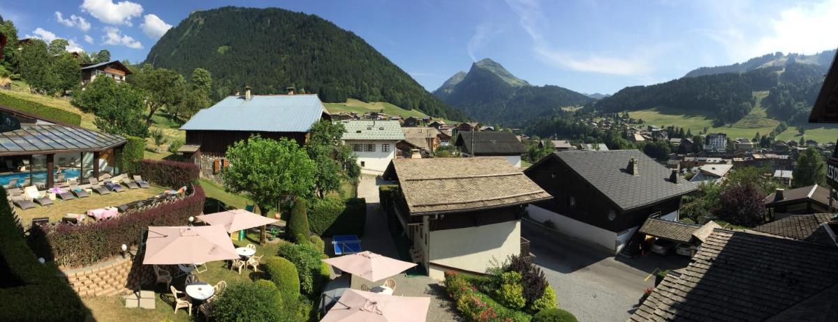 Vue générale sur la montagne ou vue sur la montagne depuis l'hôtel