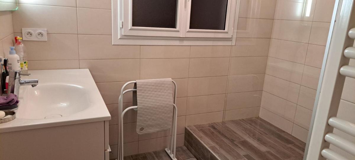 Chambres et piscine à Sword Beach-Colleville - Housity