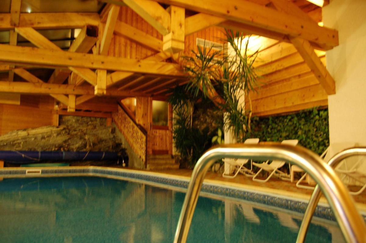Piscine de l'établissement Hôtel Les Côtes, Résidence Loisirs et Chalets ou située à proximité