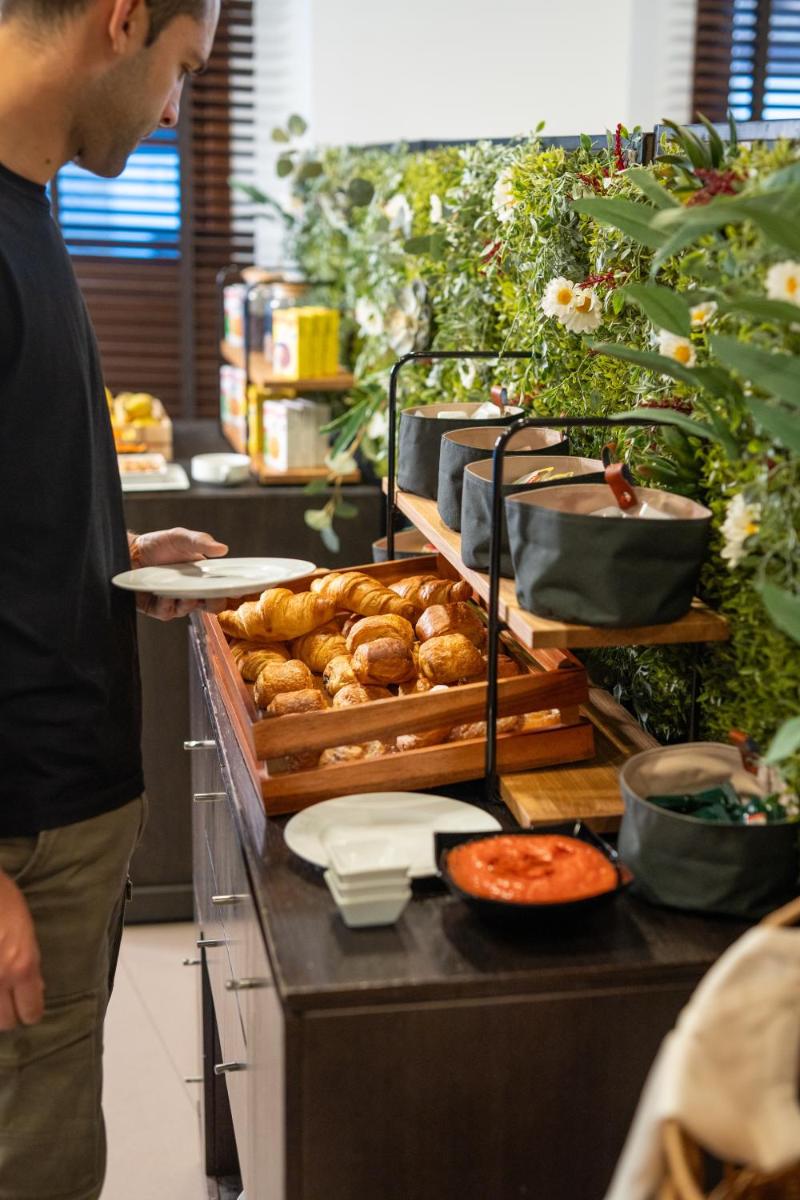 Comida en o cerca de este hotel