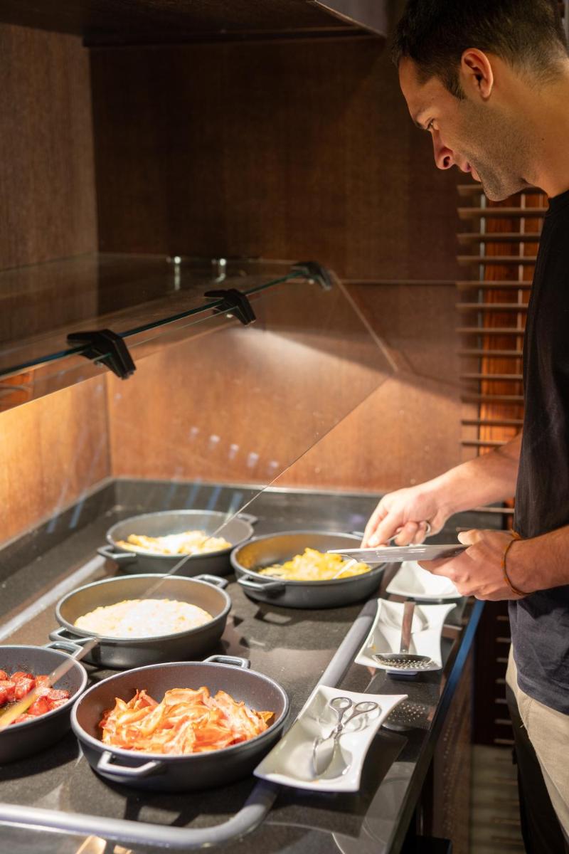Comida en o cerca de este hotel