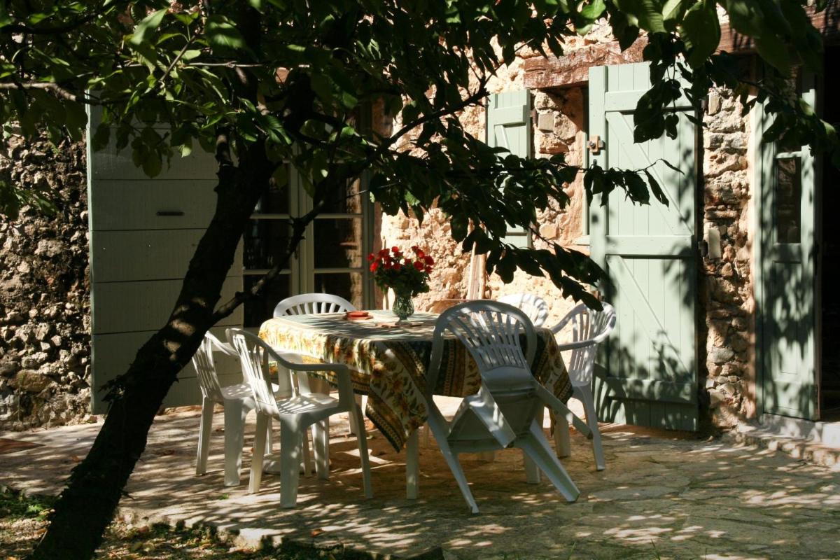 Le Jas charming Mas in Provence with shared pool nature calm space - Housity