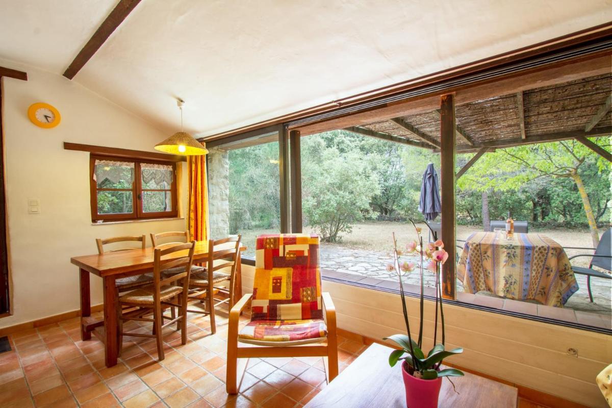 Lou Petarel Charming house with shared pool nature an calm in Provence - Housity