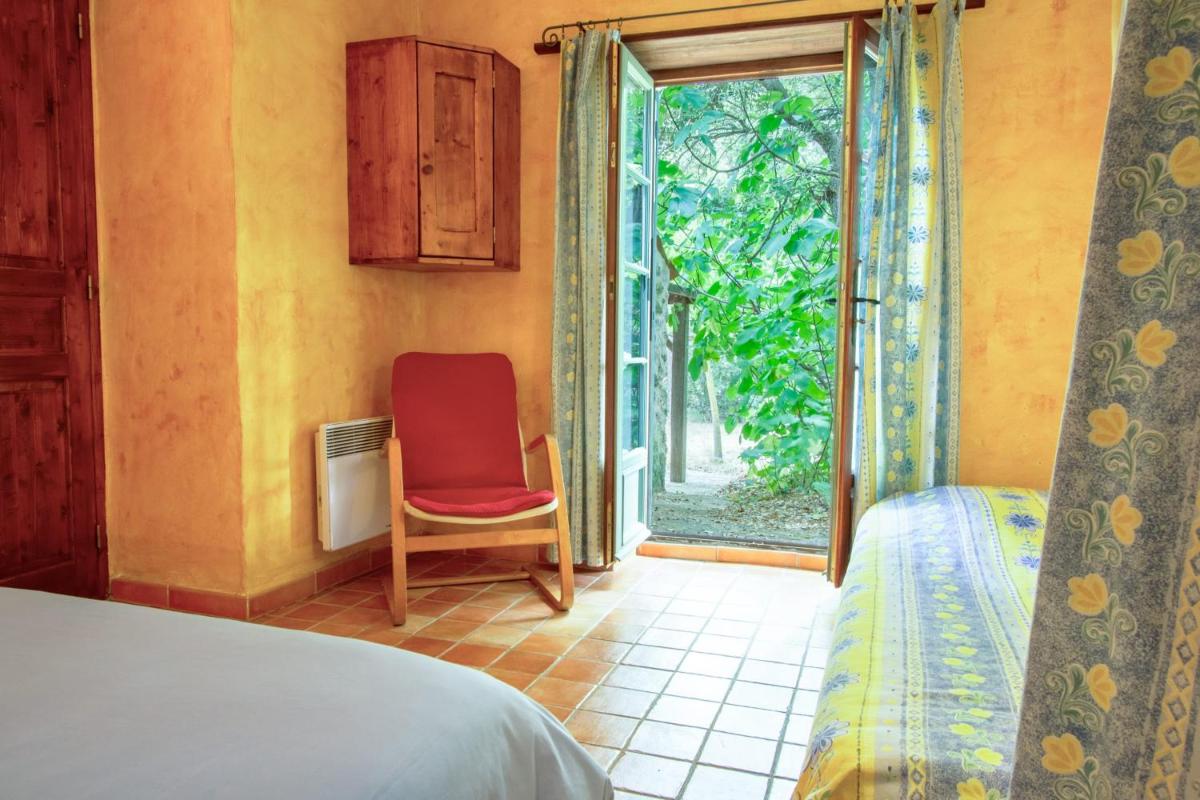 Lou Petarel Charming house with shared pool nature an calm in Provence - Housity