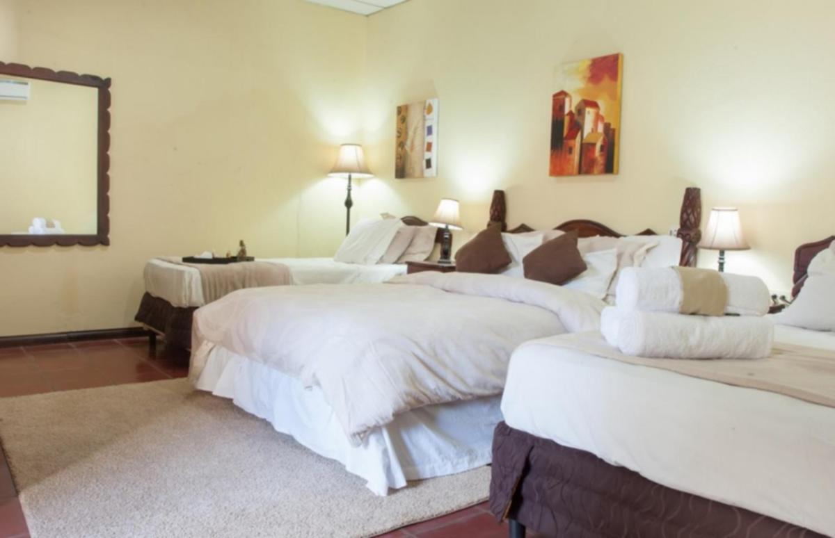 Hostal Santiago de Los Caballeros - Housity
