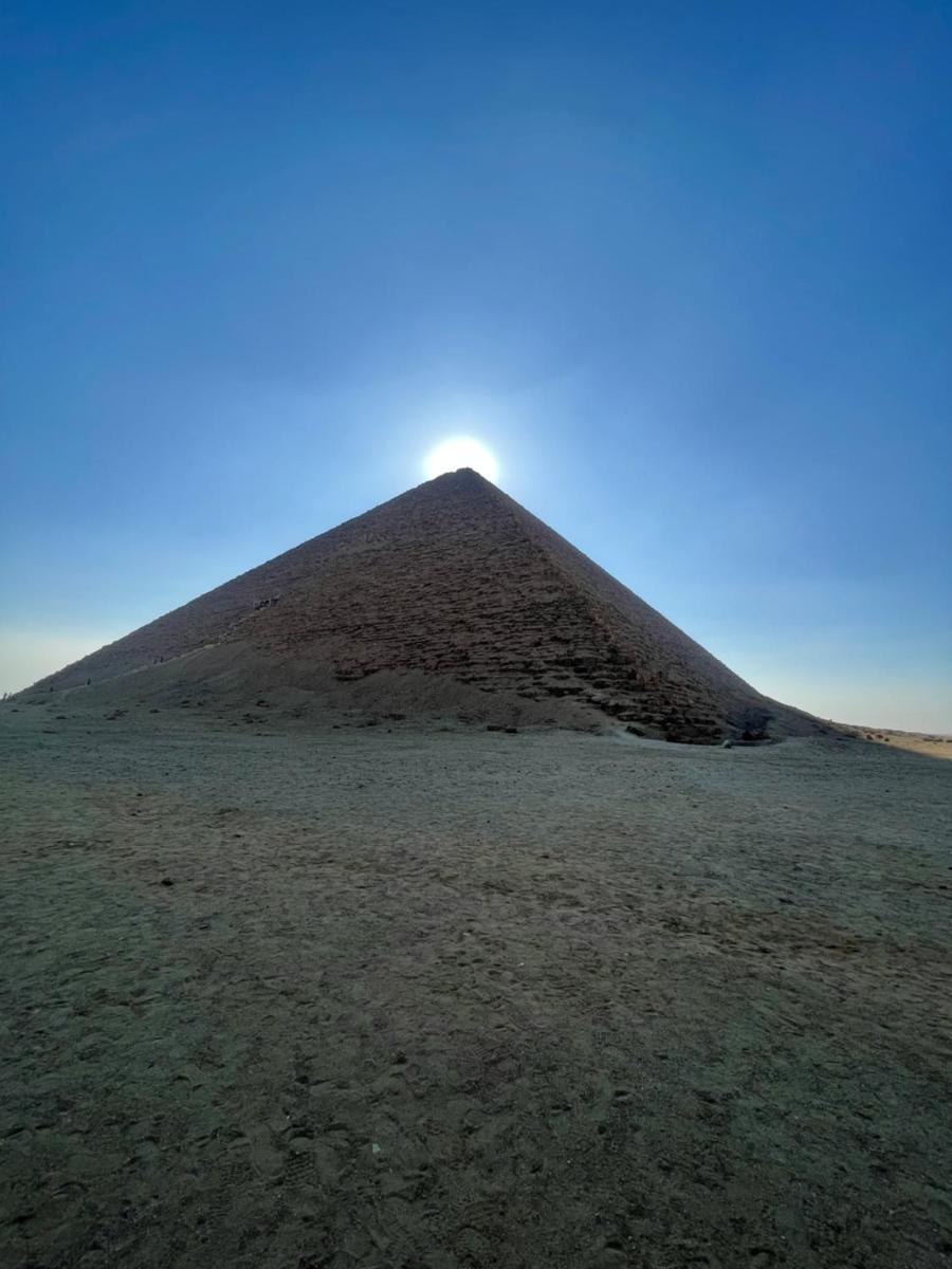 Happy pyramids view - Housity
