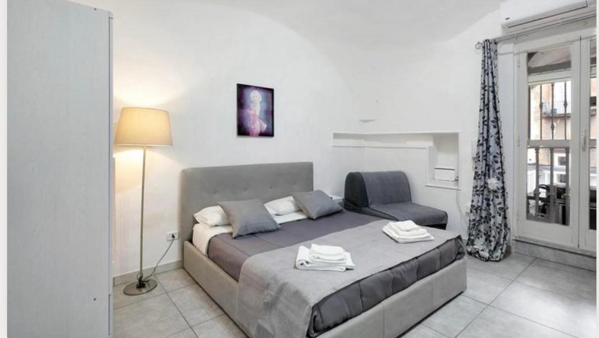 HOLIDAY HOME TARSIA Vicino PIAZZA DANTE - TOLEDO - Housity