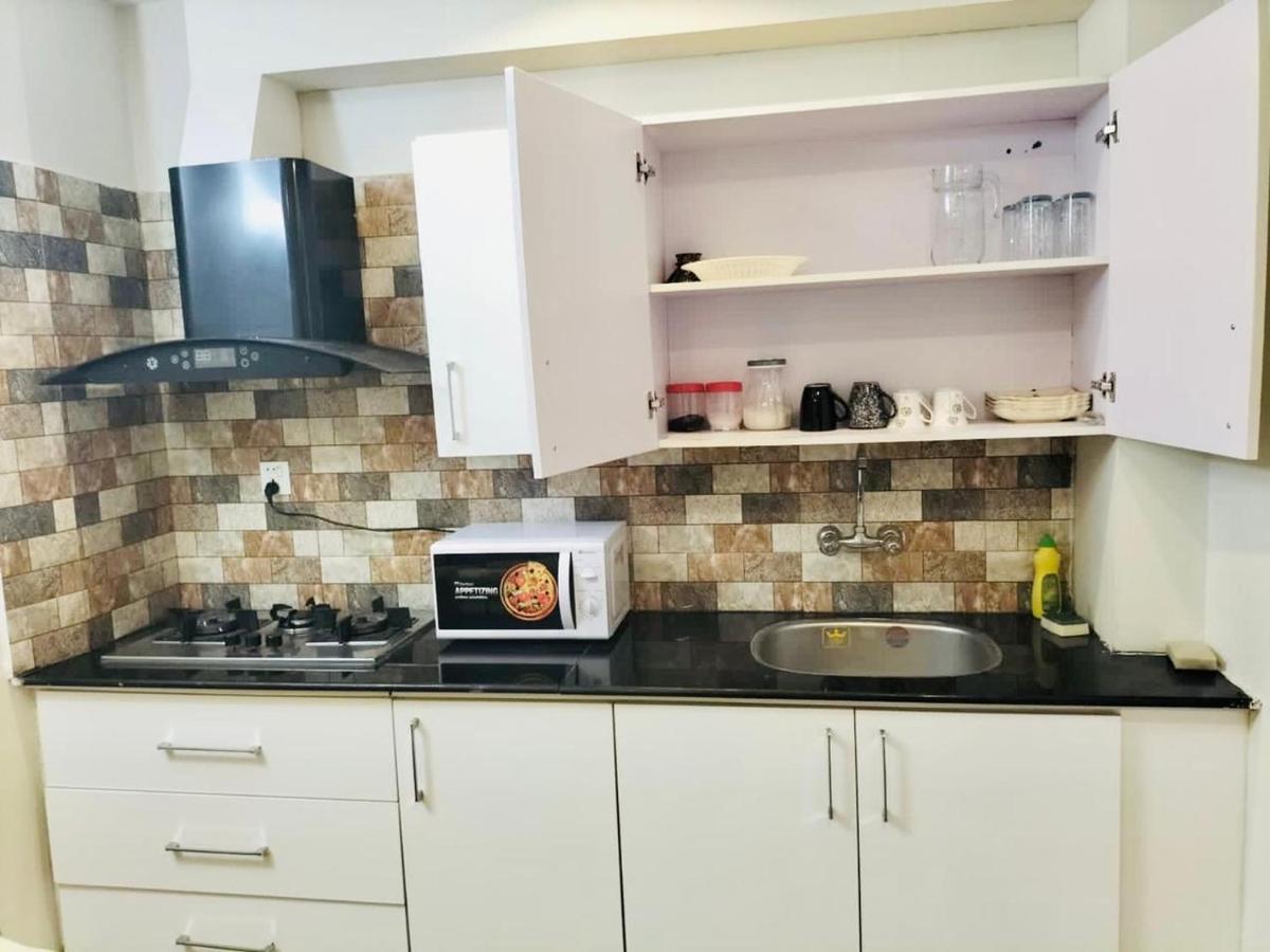 Luxurious & Comfy 1BHK Apartment, Wifi & SmartTV. - Housity