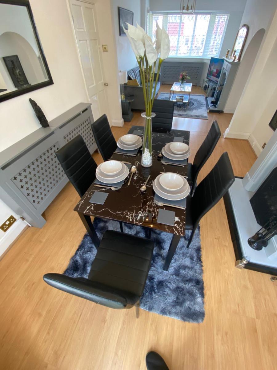 Stunning Modern Cozy 5 star 3 bedroom house-Free Parking Greater London Metro Stations hosted by Tony - Housity