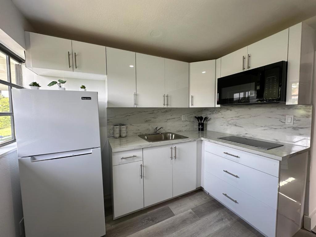 Private suite close to Kendall Hospital and FIU - Housity