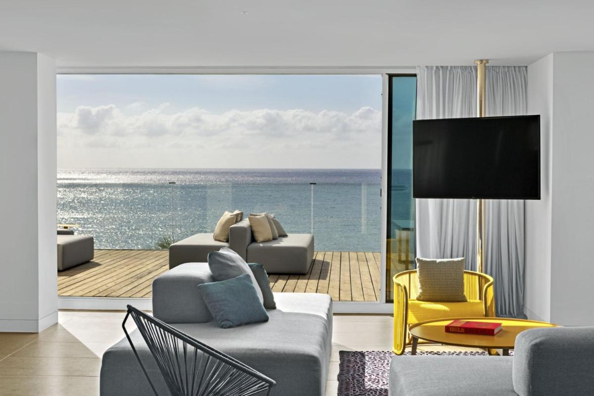 Una televisión o centro de entretenimiento en W Ibiza