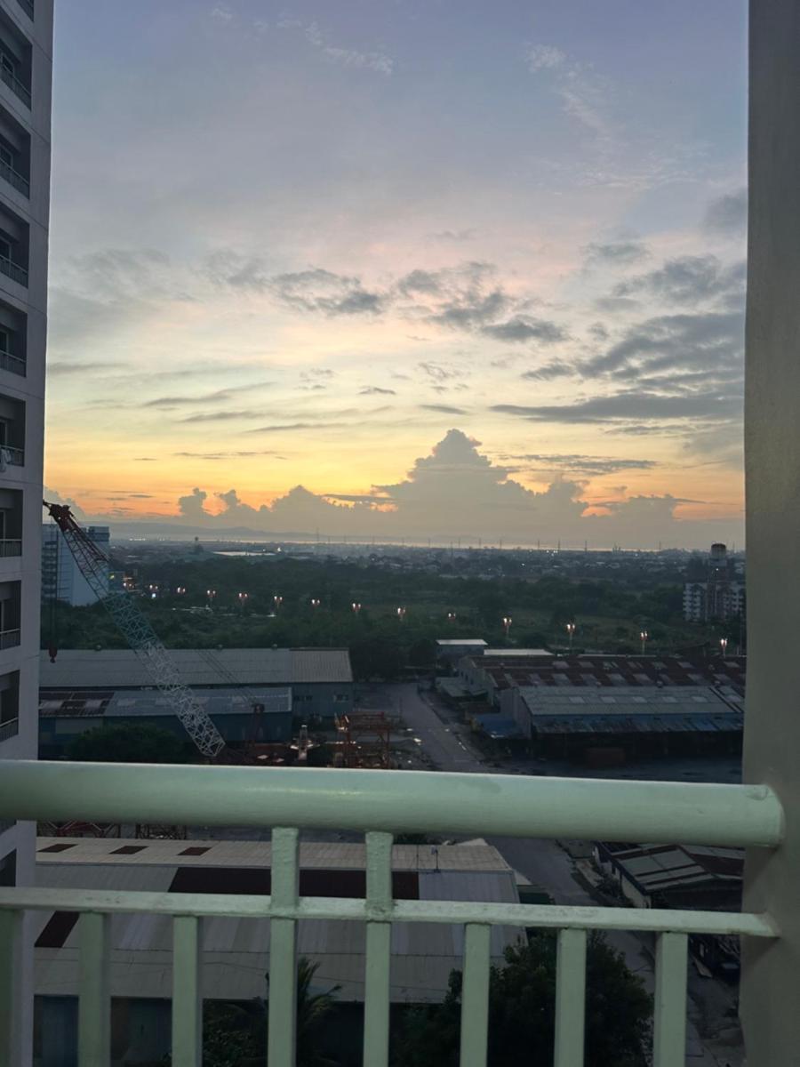 Taguig 1 bedroom with Balcony Netflix Near Bgc Mc kinley - Housity