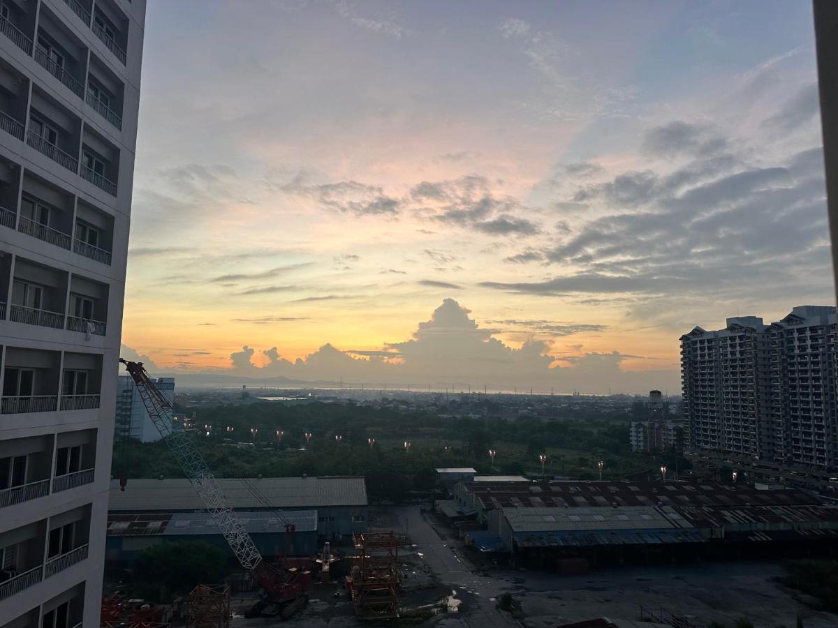 Taguig 1 bedroom with Balcony Netflix Near Bgc Mc kinley - Housity