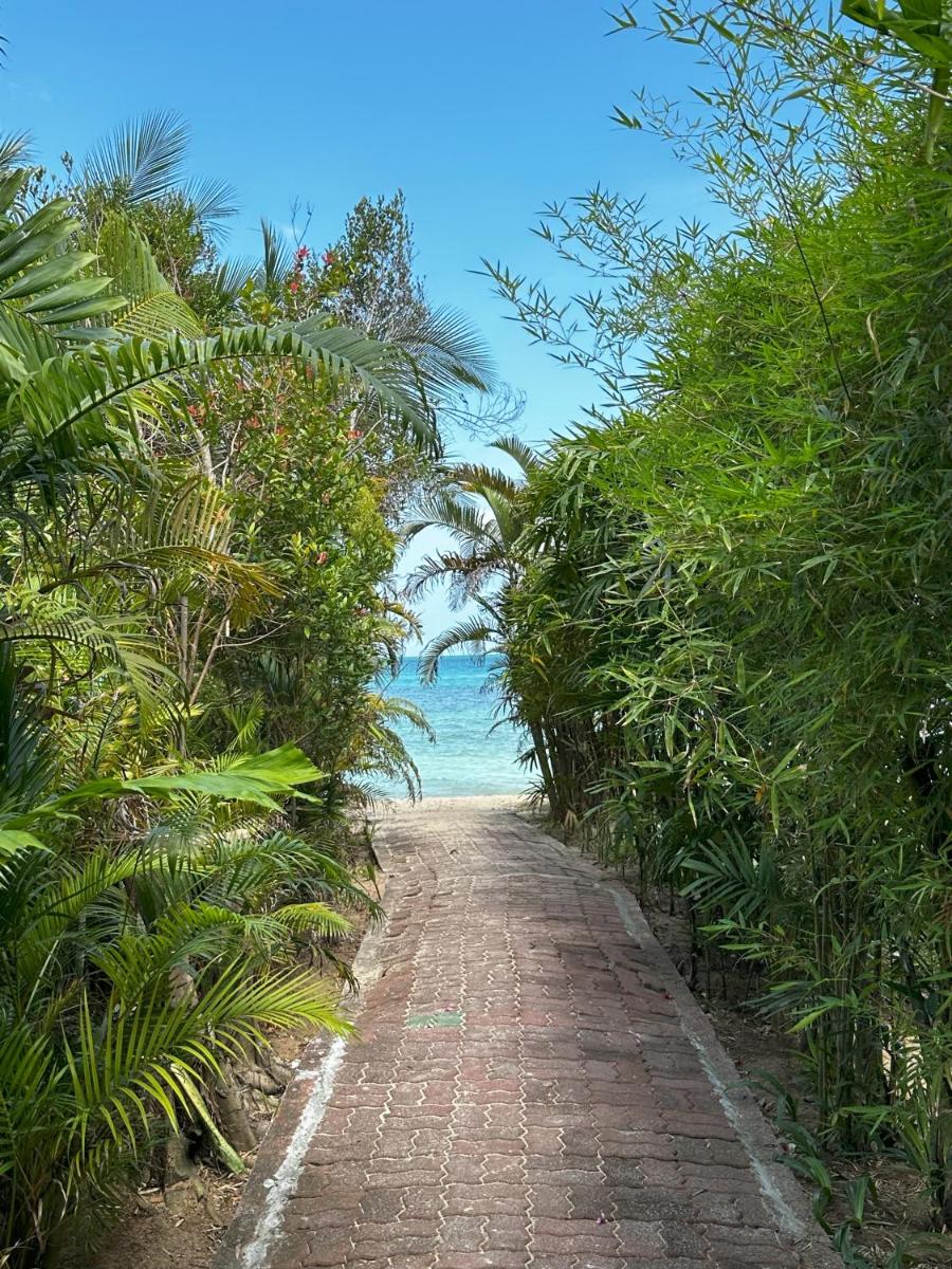 Beachside 3-Bedroom Townhouse w Private Pool at 70 Meters from Beach - Housity