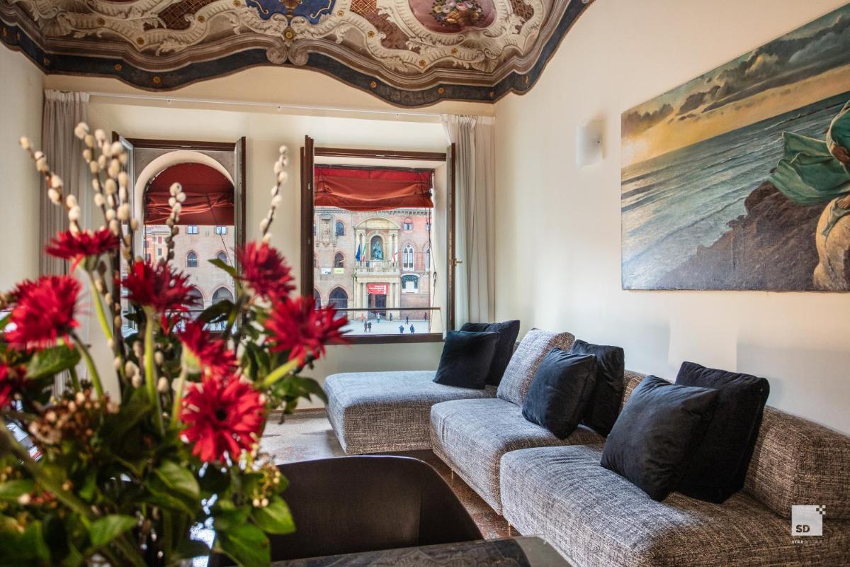 Urbanicooh Paracelso - Piazza Maggiore View - Housity