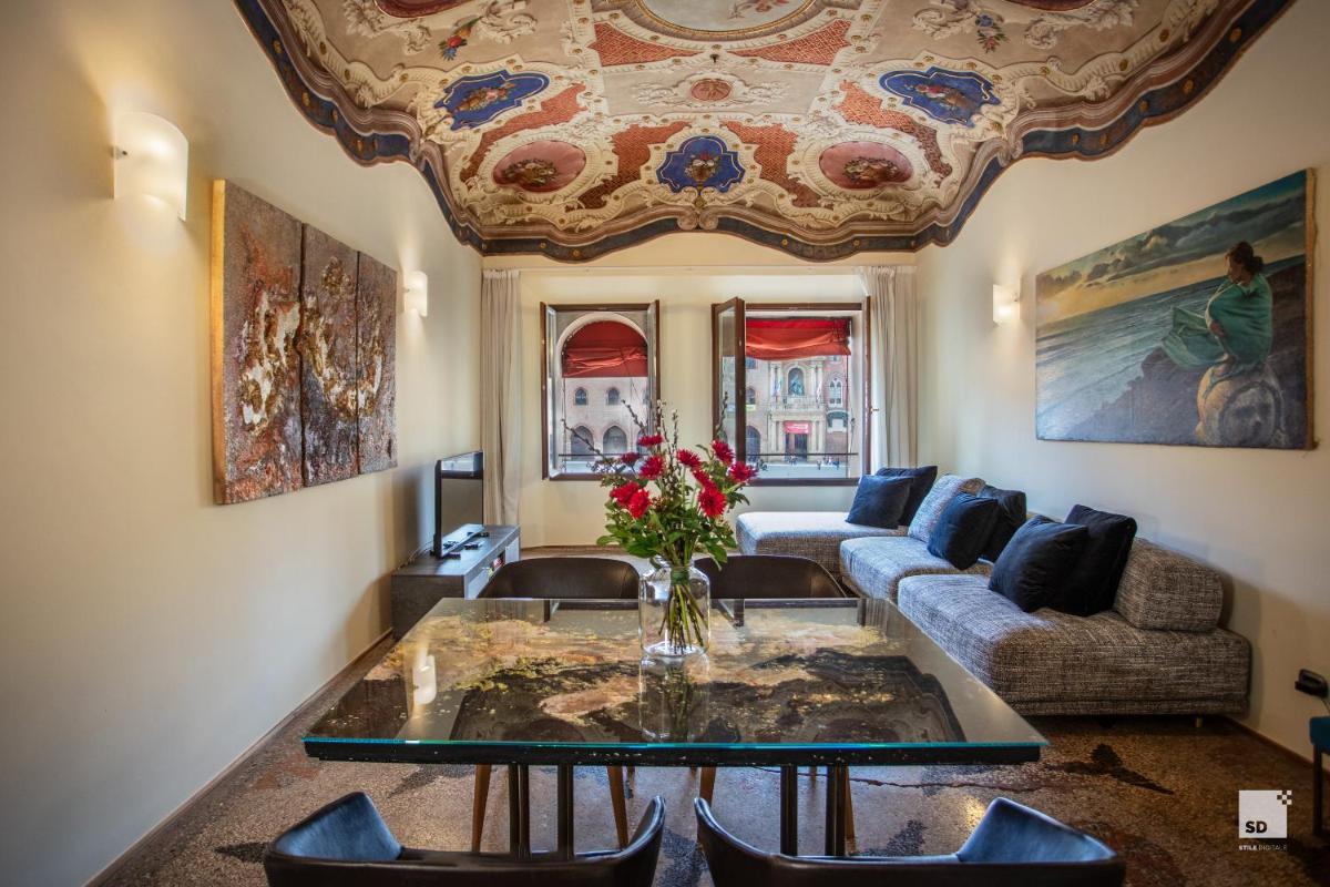 Urbanicooh Paracelso - Piazza Maggiore View - Housity
