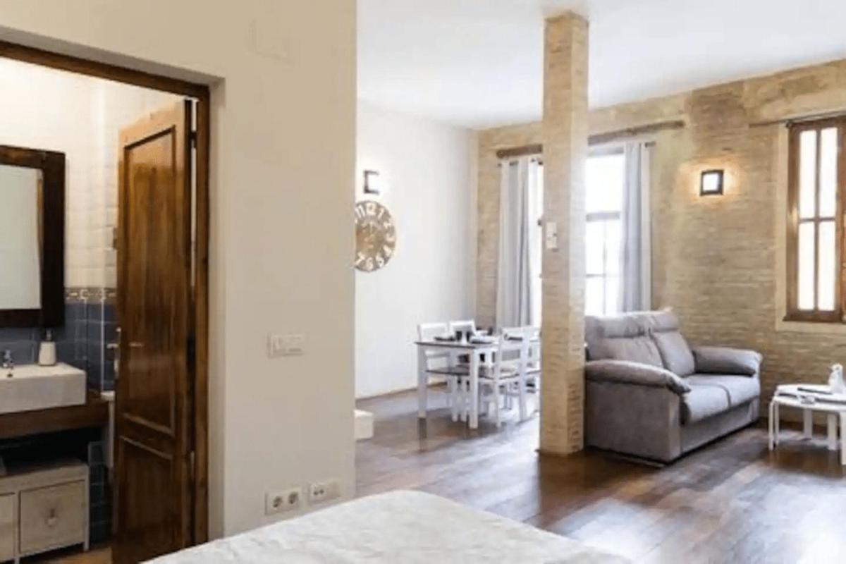 Serranos Flat by Concept Flats - Housity