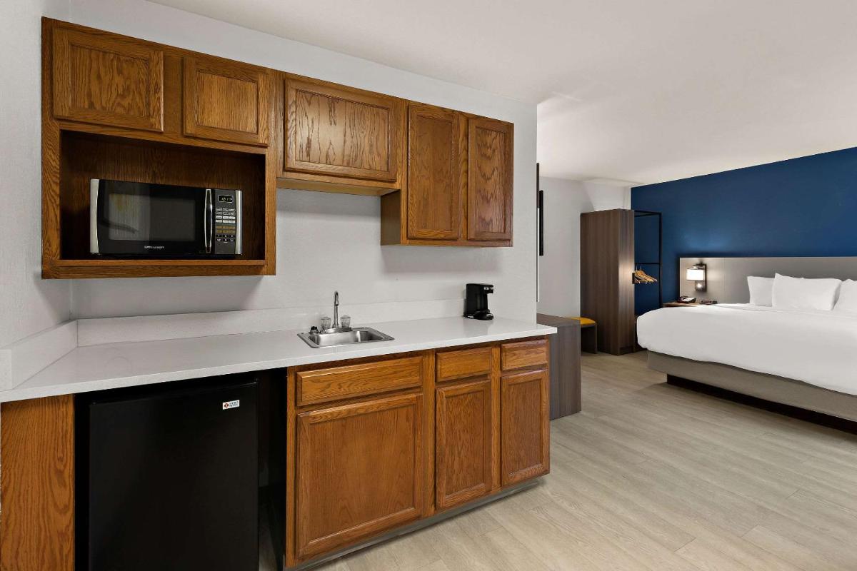Comfort Inn & Suites Fremont - Housity