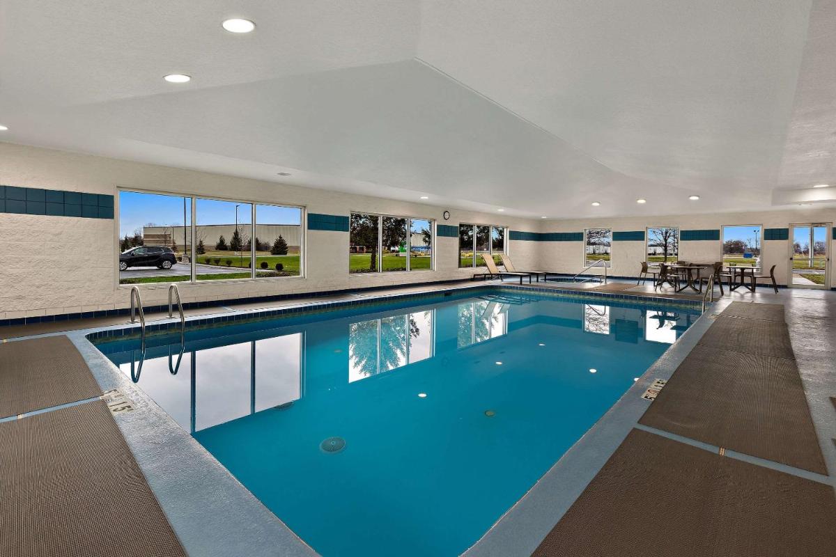 Comfort Inn & Suites Fremont - Housity