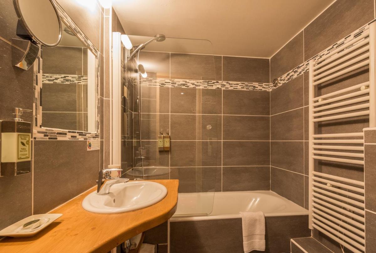 Salle de bains dans l'établissement Les Grands Montets Hotel & Spa
