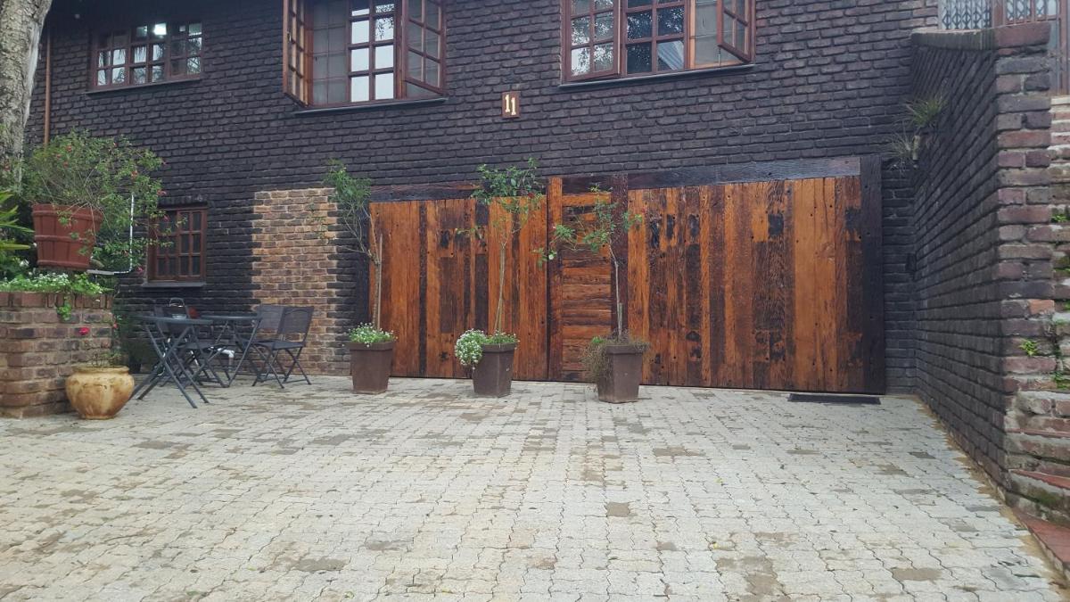 Julie's B&B - Housity