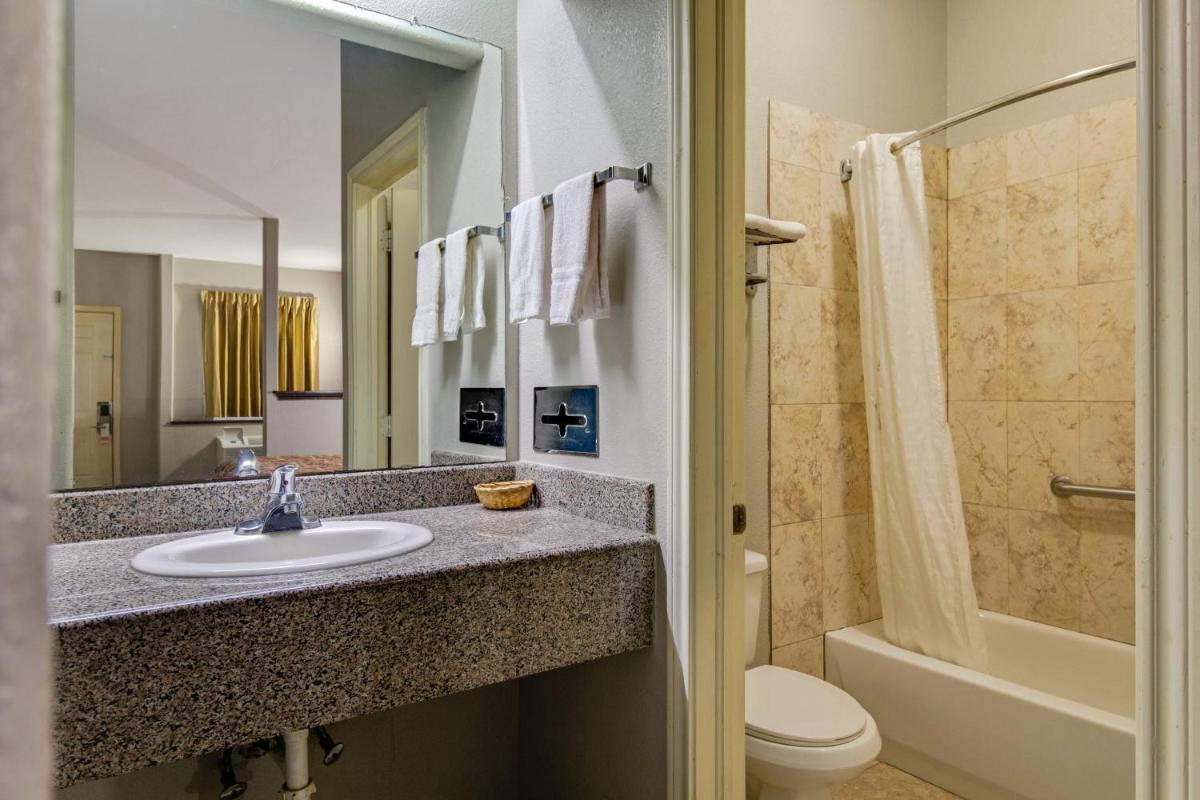 Executive Inn & Suites - Housity