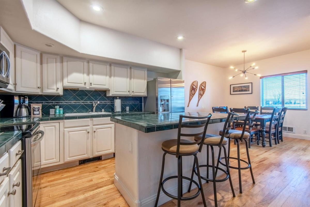 3-Story Ski Hill Road Retreat - Housity